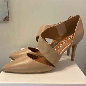 Calvin Klein Women’s Gella Pump (Desert Sand Nappa)